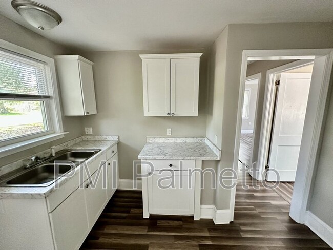 Building Photo - 2201 Vine St