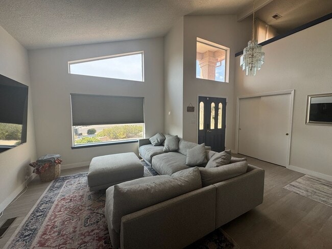 Building Photo - Fully Updated 3BR/2.5BA in Desirable Lampl...