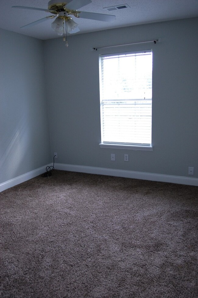 Building Photo - Super Cute Home In Excellent Location!