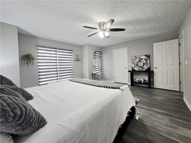 Building Photo - 2430 Piering Dr