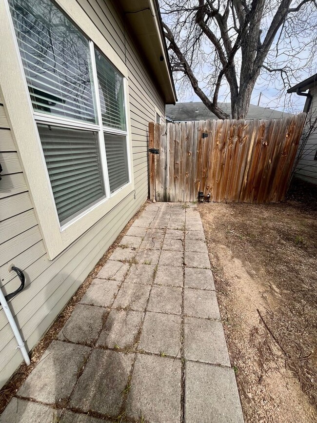 Building Photo - 3/2 Single Story Conveniently Located to D...