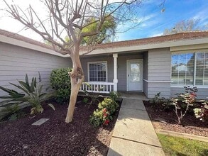 Building Photo - 1041 Shenencock Way