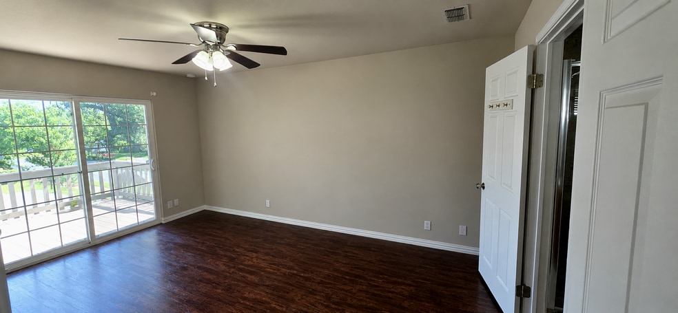 Building Photo - 1701 Brokenshoe Dr