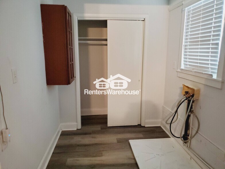 Building Photo - 1290 Chapel Dr