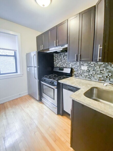 Building Photo - 627 W Melrose St