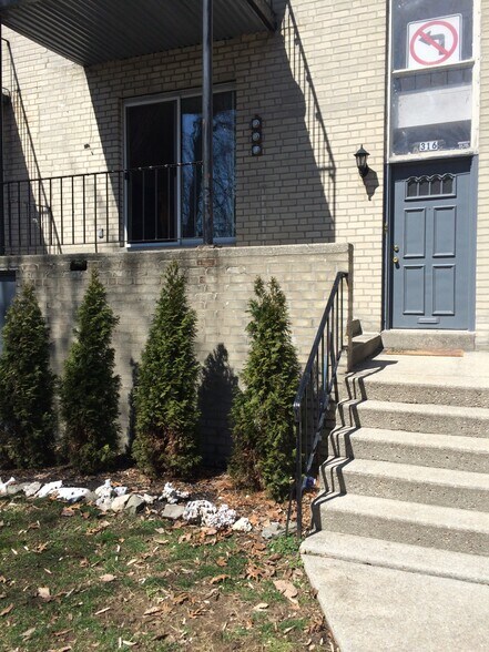 Building Photo - 316 Hermit St