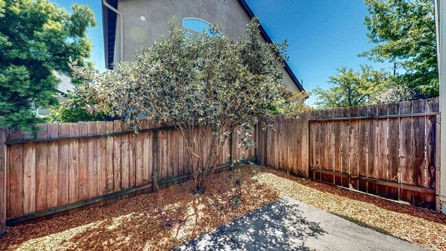Building Photo - 1211 Hidden Creek Pl
