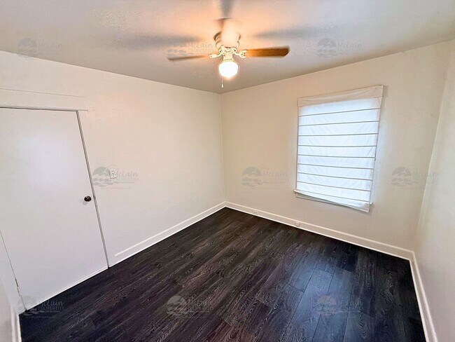 Building Photo - 304 N Rios Ave