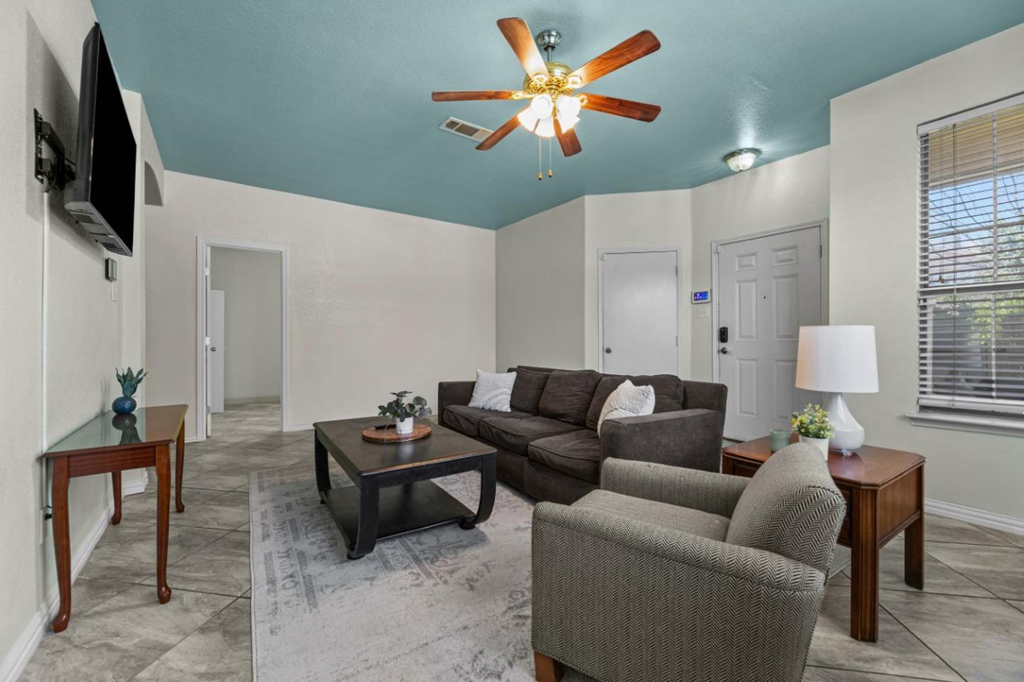 Building Photo - Stunning Fort Worth home in a sought-after...