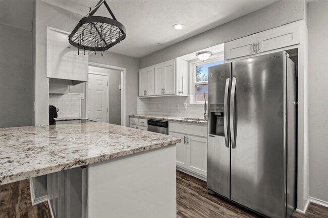 Building Photo - 705 Rosedale Dr