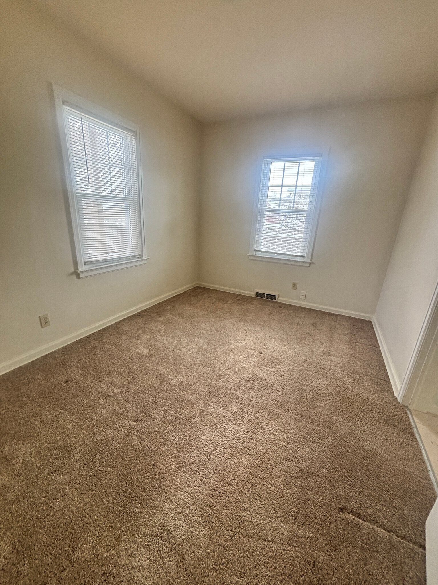 Building Photo - 142 N Riverview Dr