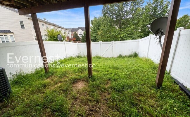 Building Photo - 3 Bed/3 Bath Townhome with Garage / Pet-Friendly / Available Soon!