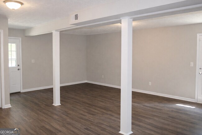 Building Photo - 257 Omega Dr