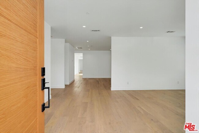 Building Photo - 7832 Croydon Ave