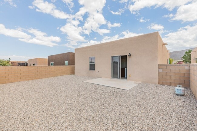 Building Photo - Beautiful 3 Bedroom/2 Bath Home