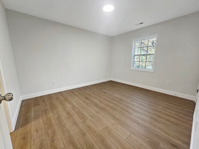 Building Photo - 7 Paris Creek Ct