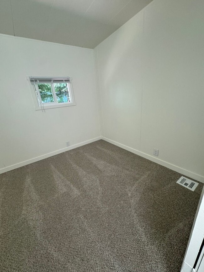 Building Photo - 2 Bedroom 1 Bathroom for rent 675 Square feet