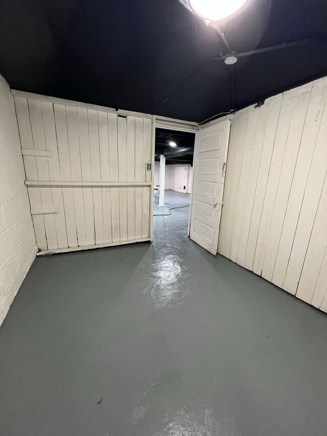 Building Photo - Brand new fully renovated 5 Bedroom Single...