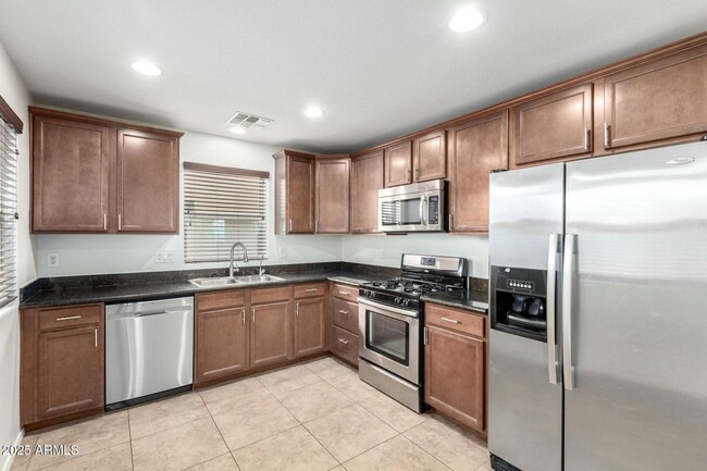 Building Photo - Beautiful 3 bedroom plus den, 2.5 bath hom...