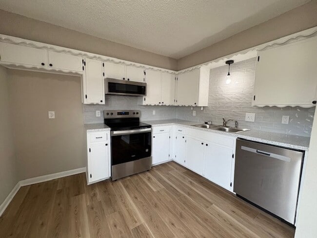Building Photo - Beautifully Updated 2-Bedroom Duplex with ...