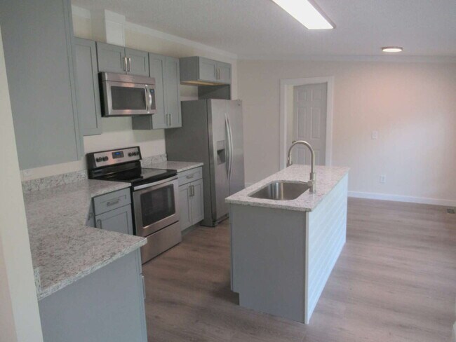 Building Photo - Beautifully Updated Home with Dual Owner S...