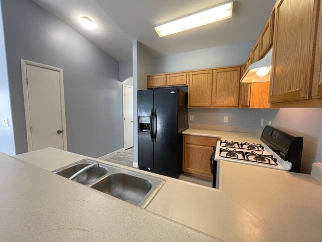 Building Photo - Cute 2 bed 2 bath townhouse with 1 car garage and washer and dryer in unit