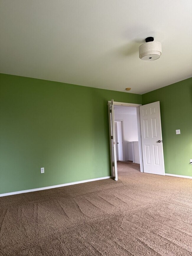 Building Photo - Spacious 3 Bed/2.5 Bath Federal Way Home.