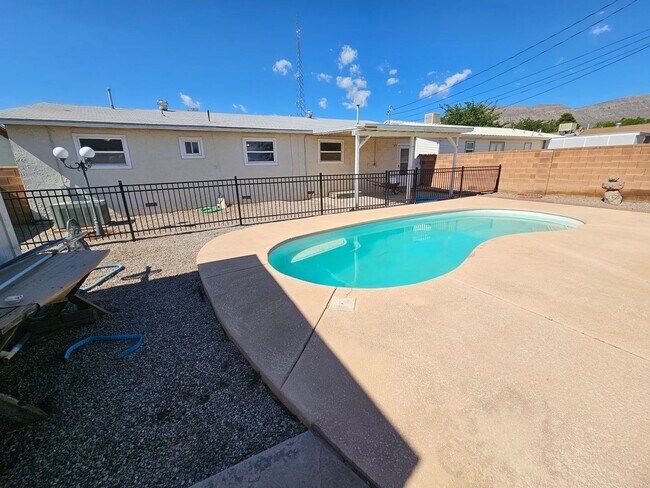 Building Photo - Beautifully maintained 3 bdrm/2 bath with ...