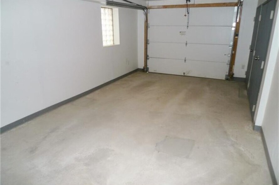 Building Photo - 20 E Amanda Ave