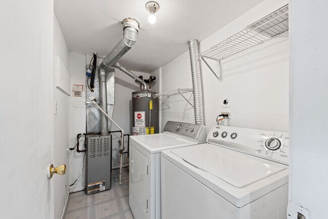 Building Photo - Townhouse in Hoffman Estates