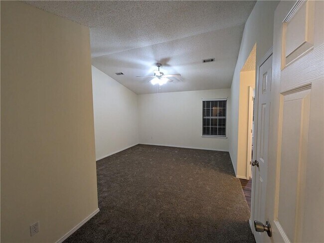 Building Photo - 3053 Setter St