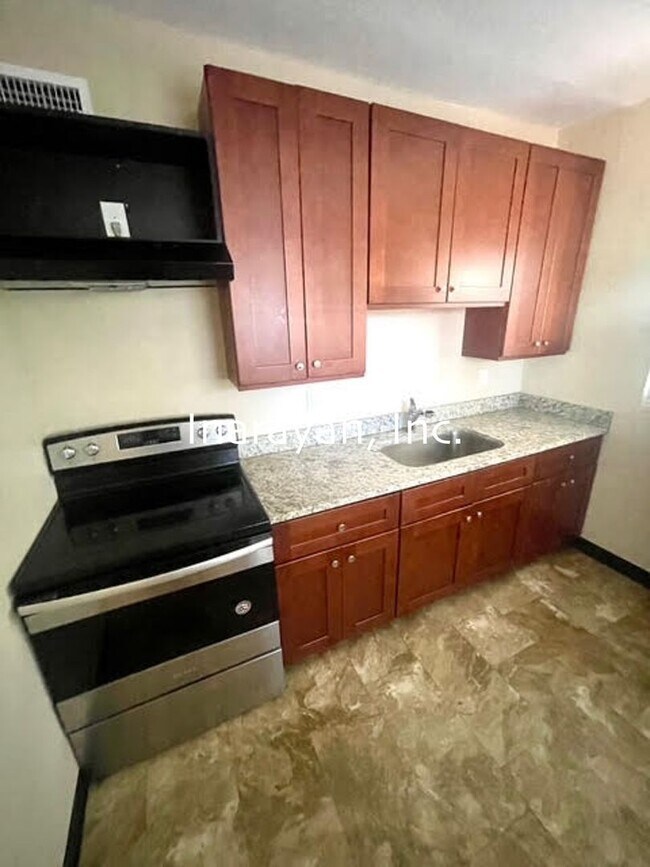 Building Photo - 2202 W Central Blvd