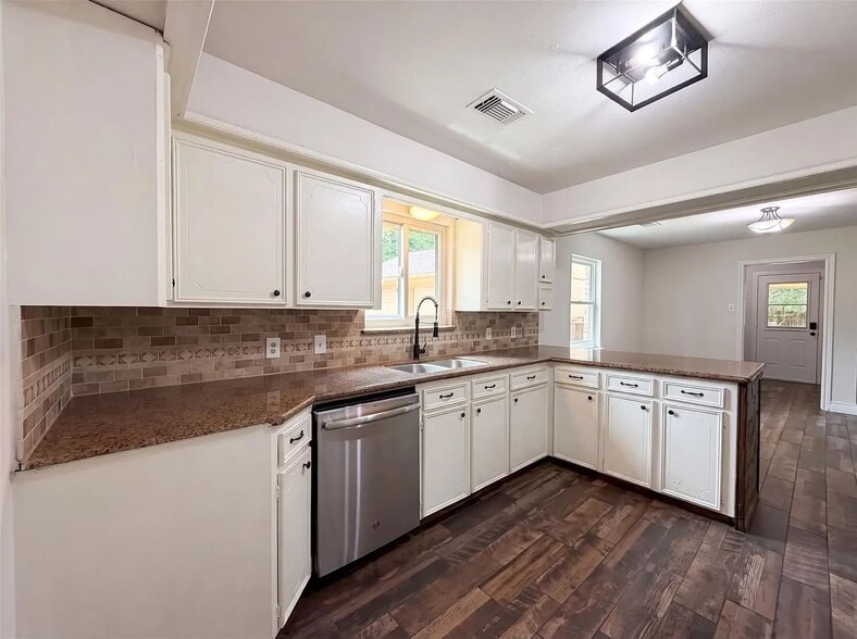 Building Photo - 11611 Mile Dr
