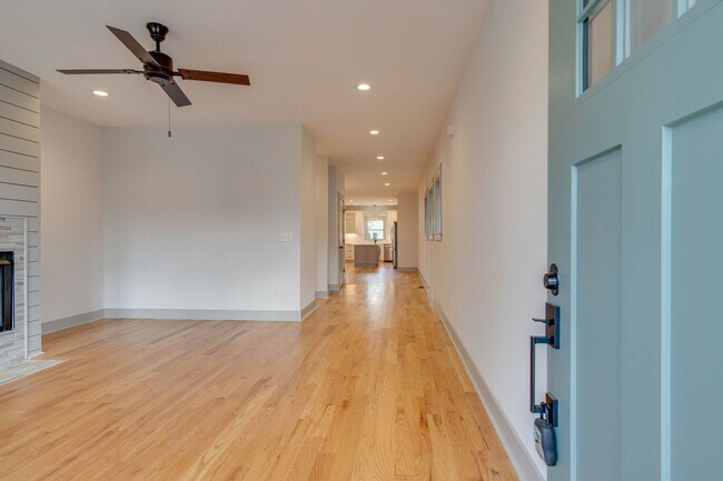 Building Photo - Stunning 3BE/2.5BA in the SHELBY PARK area! Easy DOWNTOWN access!