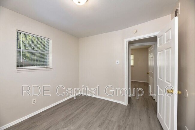 Building Photo - 2408 Meyers St