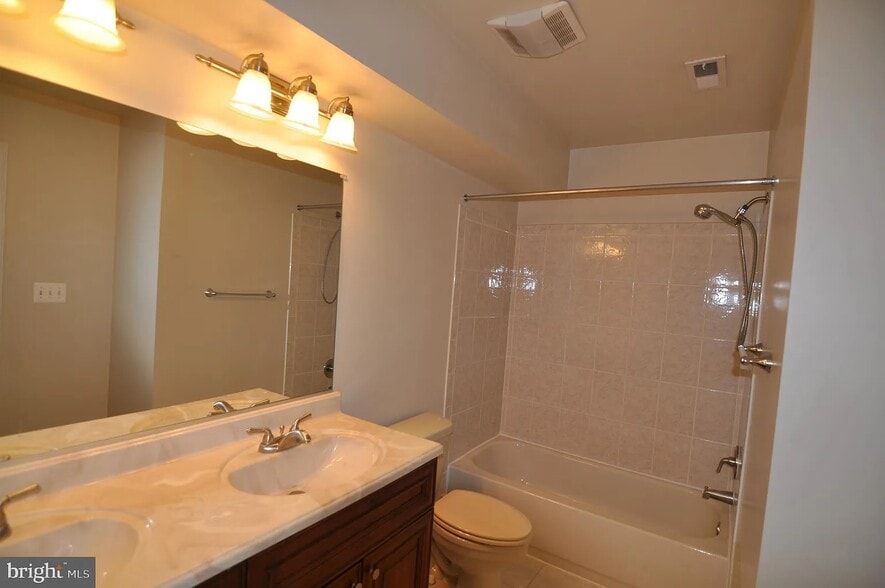 BedRoom3 Bathroom BathTub - 504 N Chester St