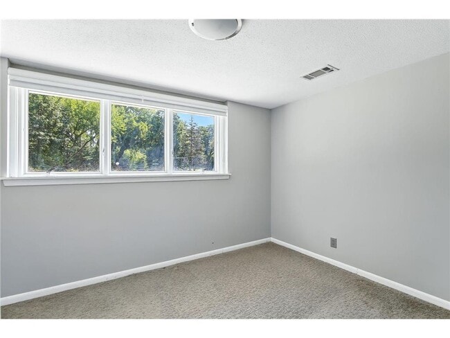 Building Photo - 455 Black Oaks Ln N