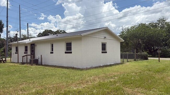 Building Photo - 2401 NE 19th Ave
