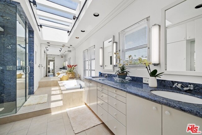 Building Photo - 910 N Crescent Dr