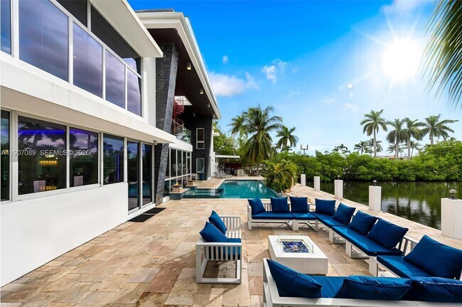 Building Photo - 300 Royal Plaza Dr