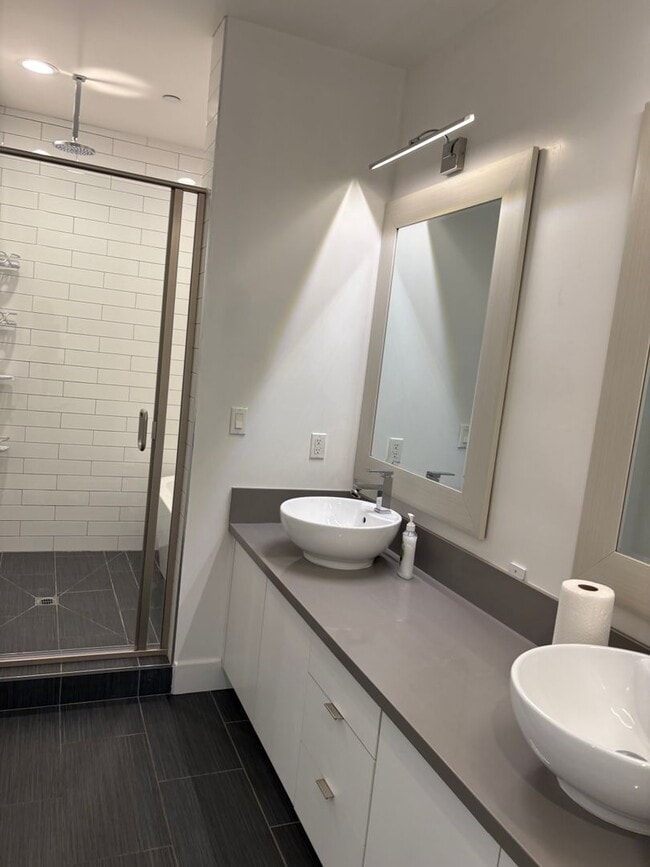 Building Photo - Luxury 3+3 Townhome in prestigious Crescen...