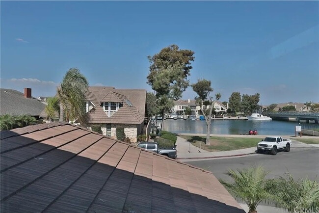 Building Photo - 1-Bedroom Retreat in Huntington Beach – Your Perfect Coastal Sanctuary!"