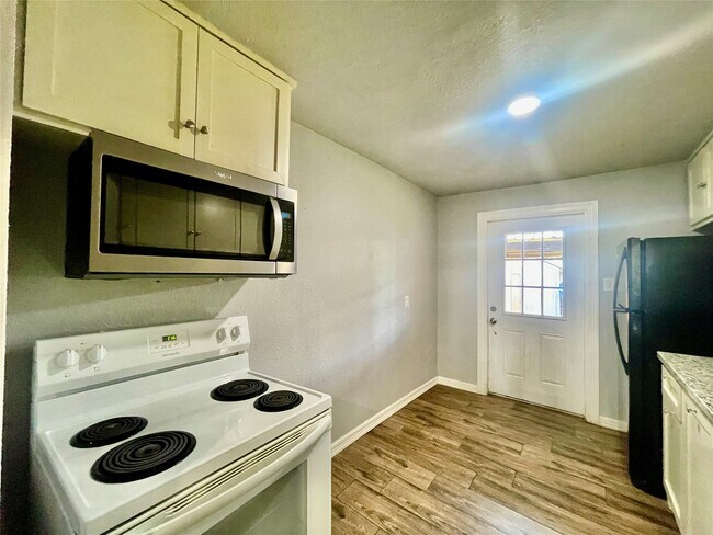 Building Photo - 6803 Bloom Dr