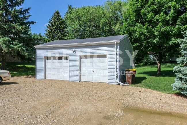 Building Photo - Available July 1st - 1 Bed/1 Bath Triplex in Prior Lake