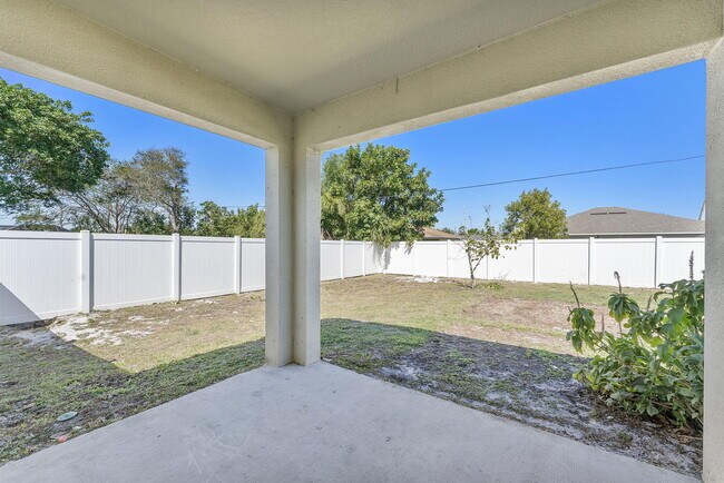 Building Photo - 357 SE Oakridge Dr