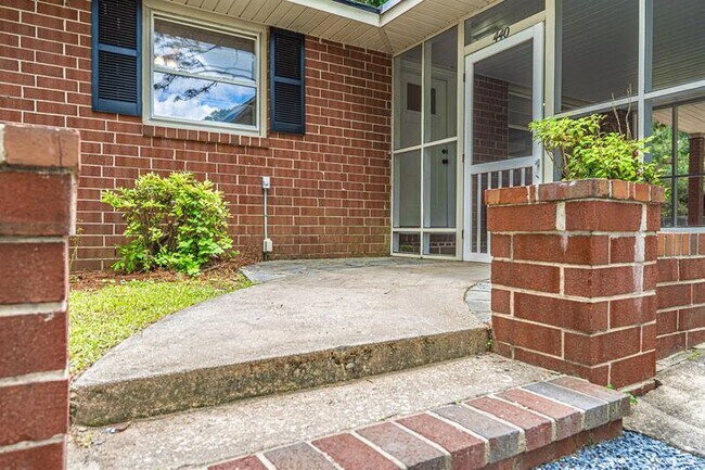 Building Photo - 440 W Maine Ave