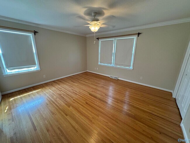 Building Photo - 816 Mira Vista Dr SE