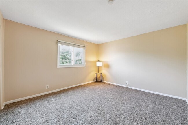 Building Photo - 215 Dalepark Dr