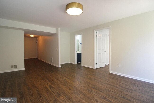 Building Photo - 436 N Park Dr