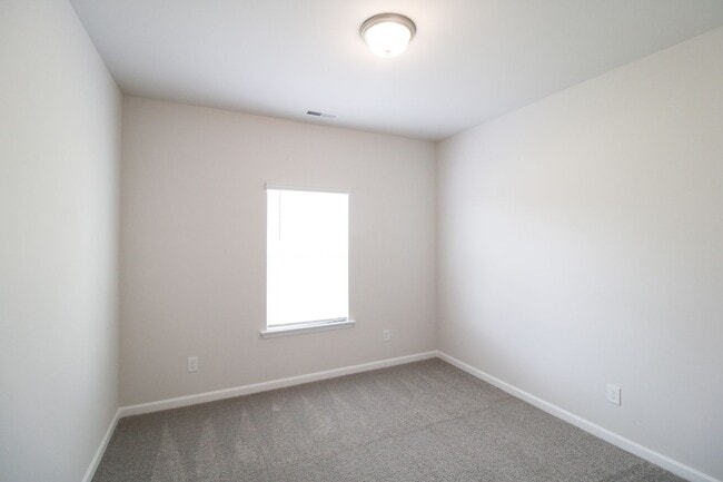 Building Photo - MOVE-IN Ready Home in New Market! $1,200 Rent Special!